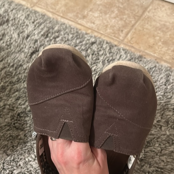 Women’s Toms olive color size 9 - Picture 5 of 8